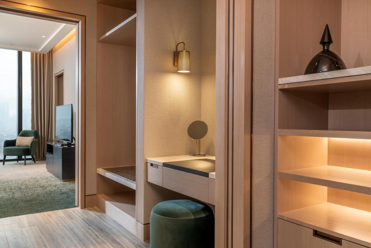 Address Istanbul Istambul Exterior foto A dressing table in a hotel room