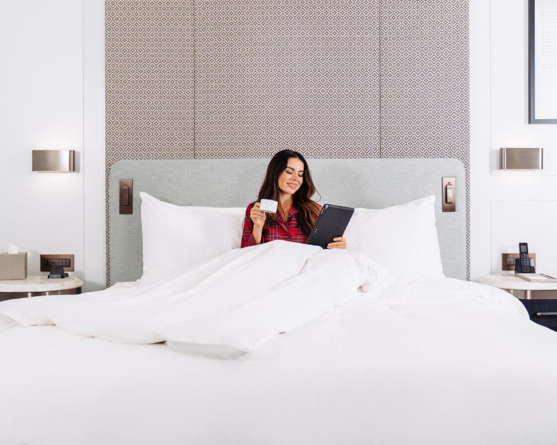 Address Istanbul Istambul Exterior foto A guest in a bedroom at the Hilton London Paddington