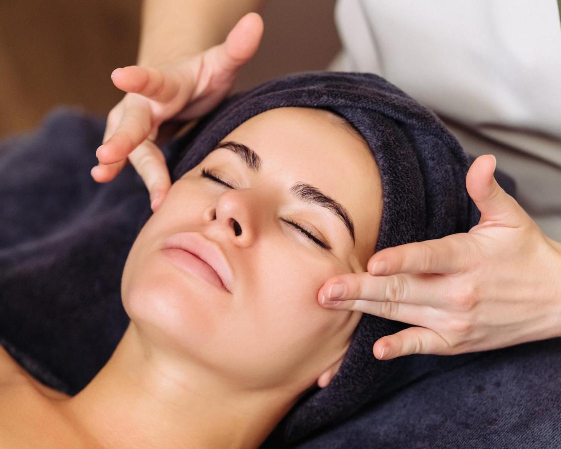 Address Istanbul Istambul Exterior foto A woman receiving a facial massage
