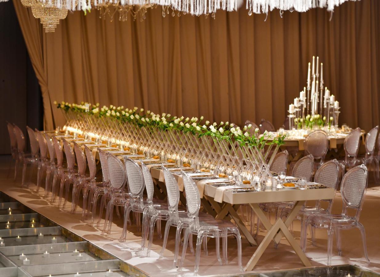 Address Istanbul Istambul Exterior foto A long table with chairs