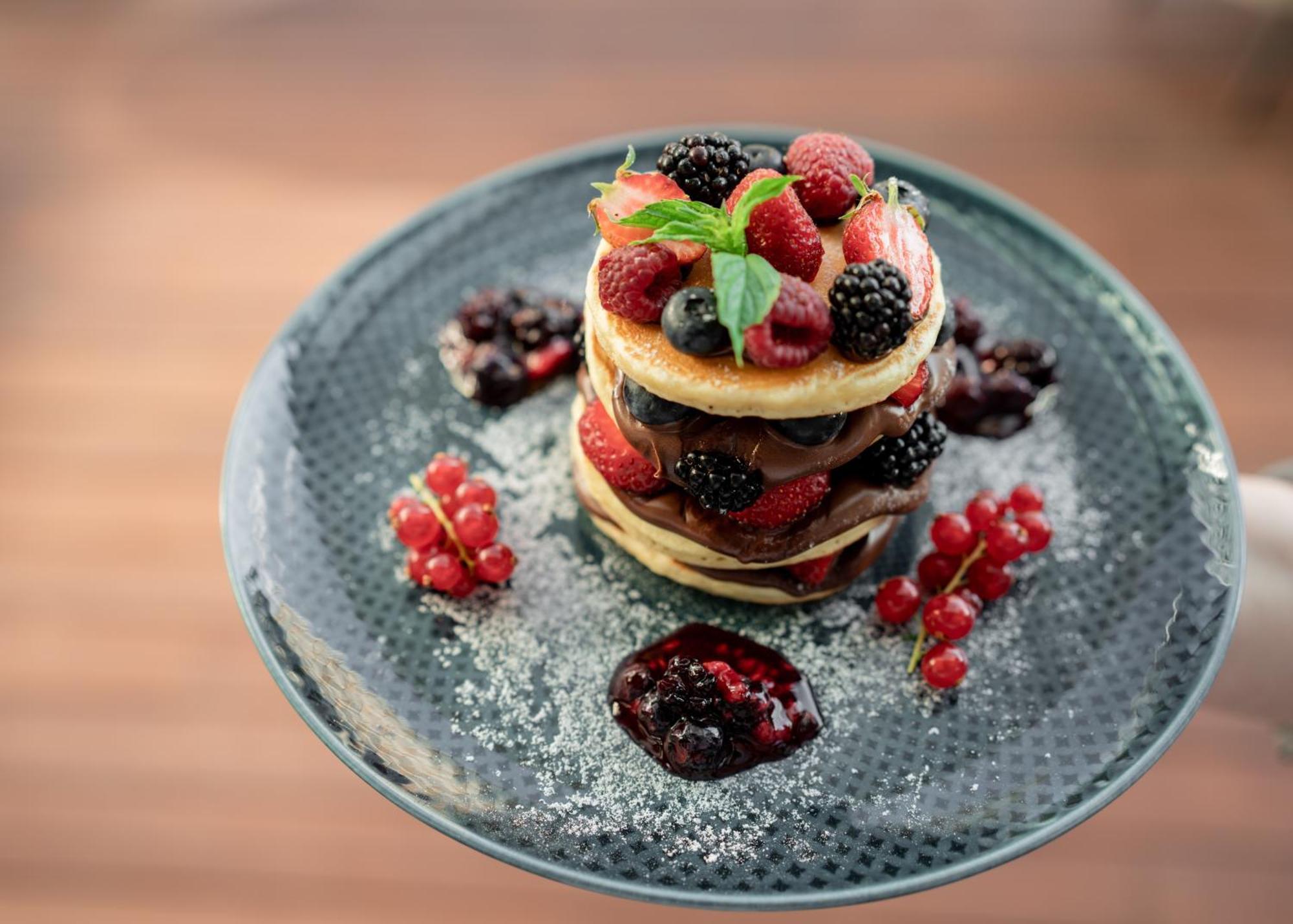Address Istanbul Istambul Exterior foto A stack of pancakes with fruit